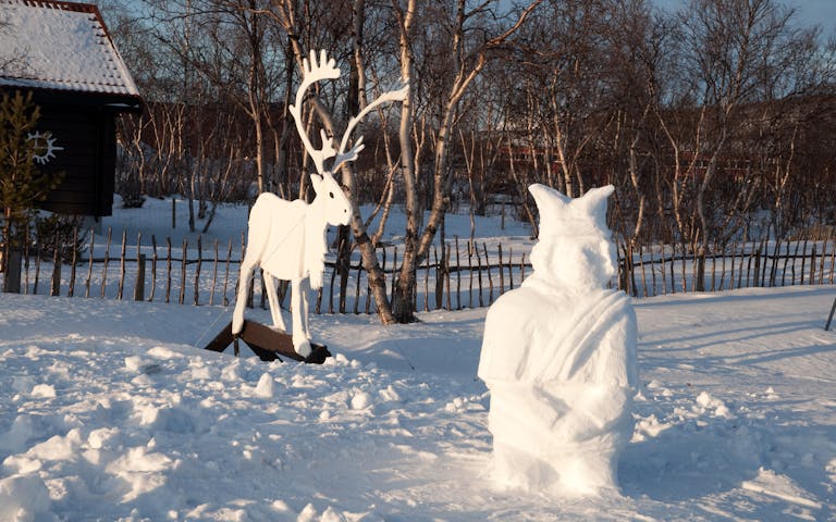 Bilde av statue av reinsdyr ved Tana bru i Finnmark