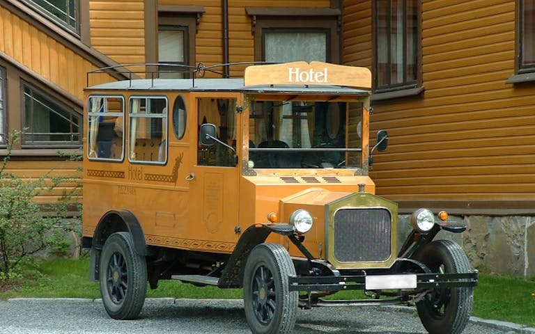 Gammel T Ford utenfor Dalen Hotel, øverst i Telemarkskanalen