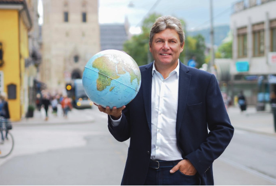 SJEKK ETTER ALTERNATIVE REISEDATOER: Kommersiell direktør i FINN Reise, Terje Berge, sier du kan spare mye på å reise utenom skolens fellesferie, hvis du har anledning til det. (Foto: Caroline Roka/FINN)