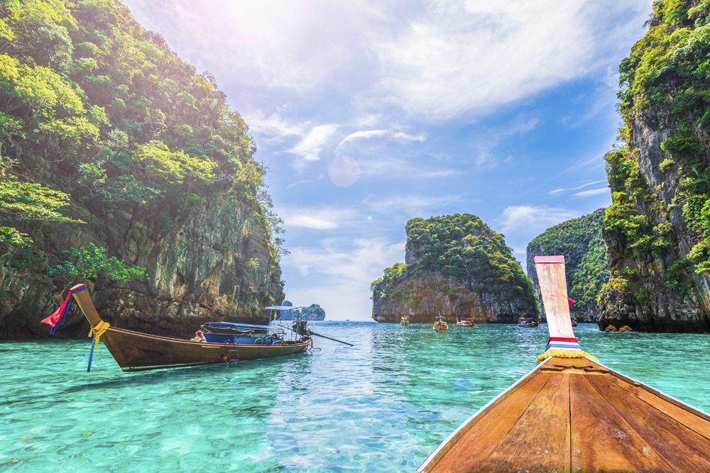 Phi-Phi øyene utenfor Krabi nås best med de sjarmerende longtail-båtene.