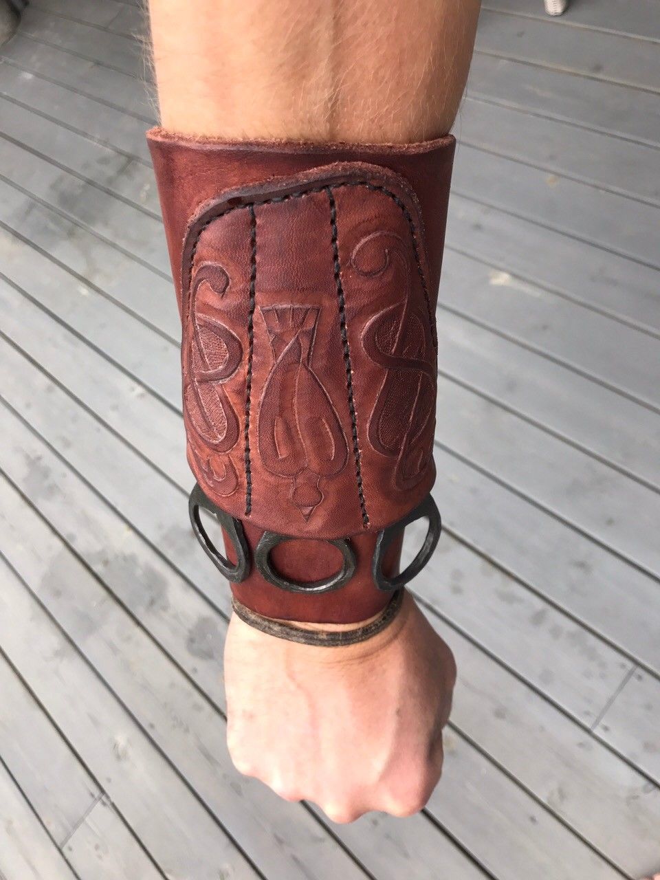 Armskinne inspirert av vikingtiden