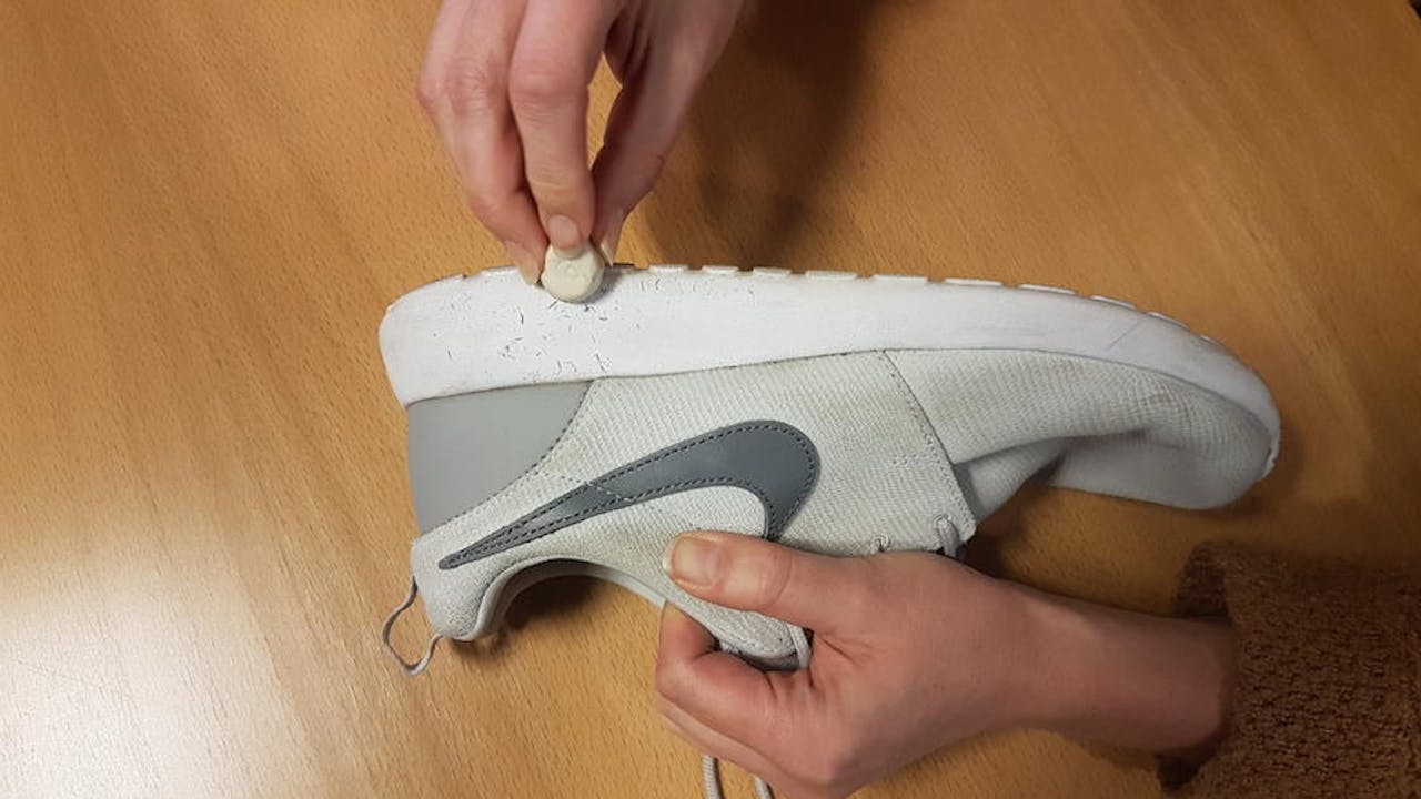 Hvordan få hvite sneakers hvite igjen?