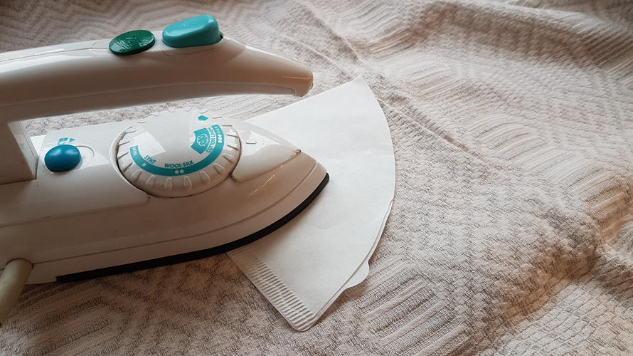 Slik fjerner du stearin fra klærne eller duk på 1-2-3