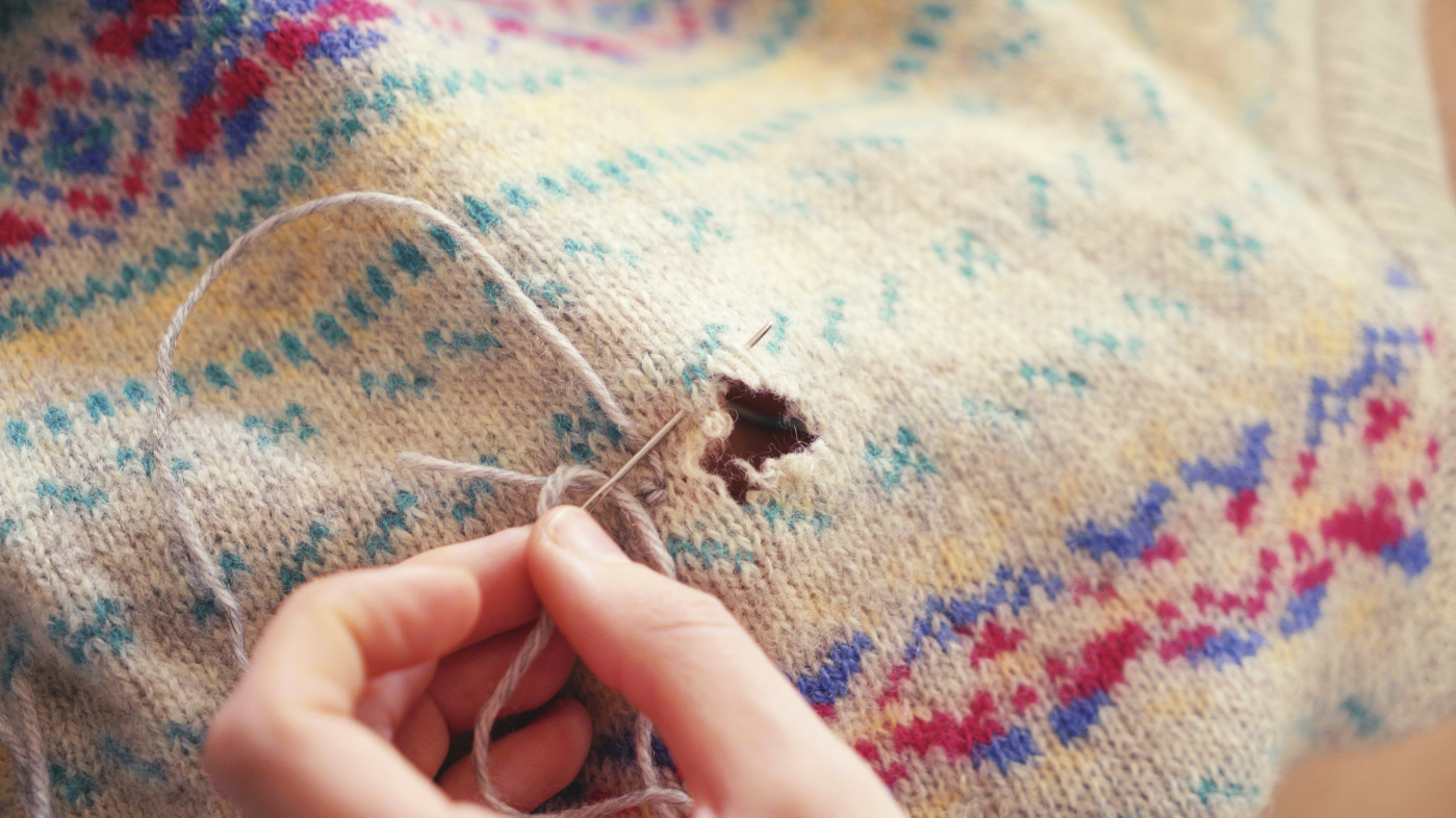 Hull i ullgenseren? Her er trikset som redder den!