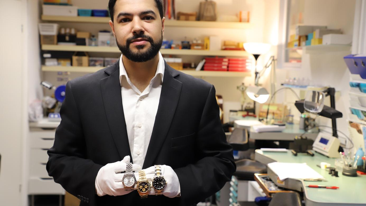 ADVARER KLOKKE-KJØPERE: - Å handle klokker brukt kan bli en kostbar affære, hvis du ikke er forsiktig og sjekker nøye på forhånd at den er ekte, sier urmaker Arman Adel i Oslo Ur-Service. Foto: Svein Dybdahl.