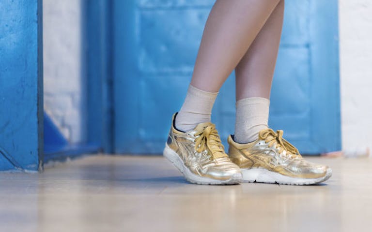 SKOKUPP: Ifølge stylisten kan sko være spesielt lønnsomt å kjøpe brukt – og de trenger absolutt ikke være utslitt. Foto: VG Partnerstudio