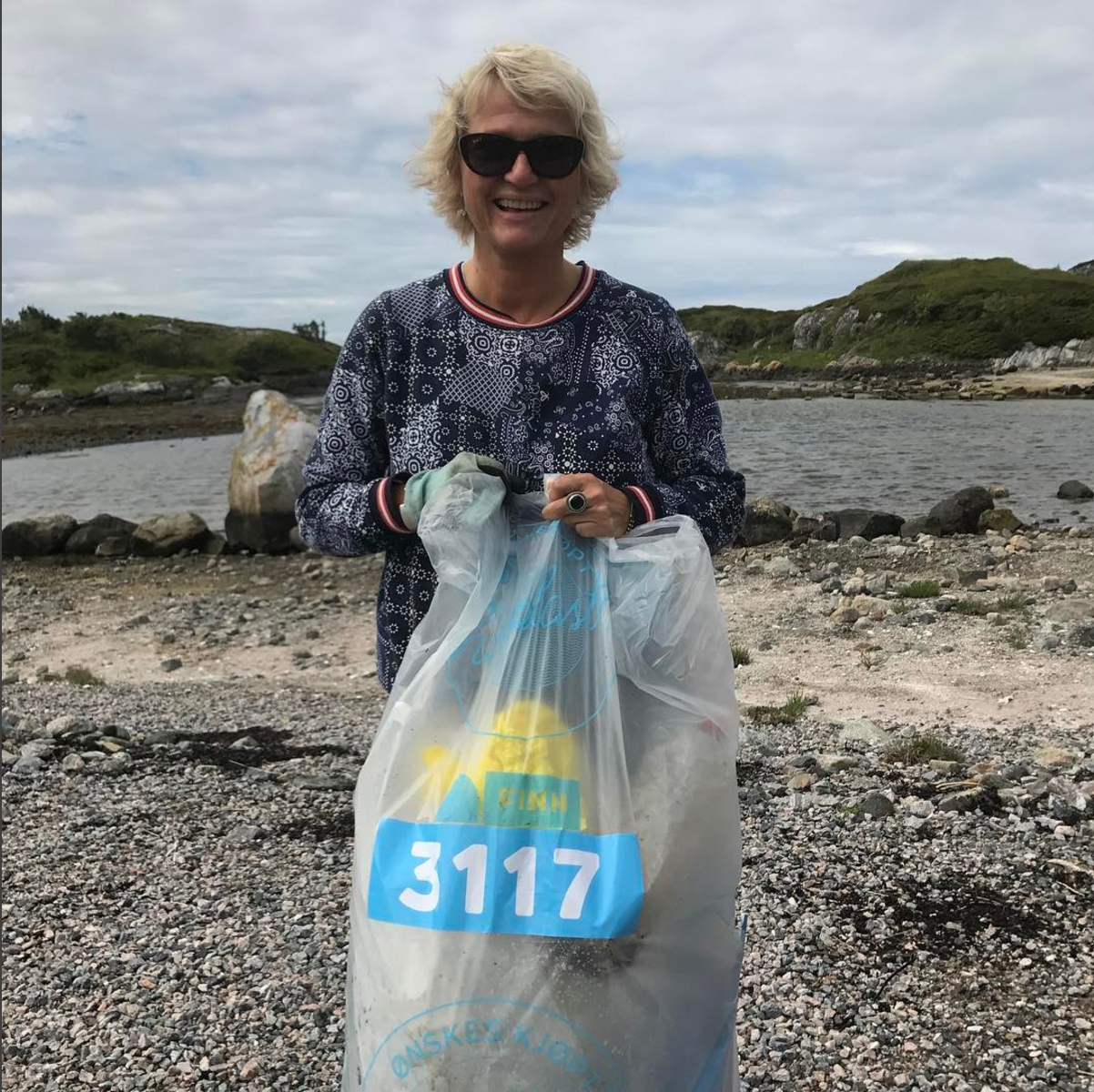 Kvinne som deltar i Havplast kampanje