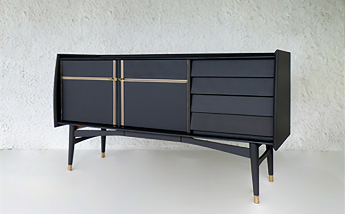 KOMMODE ETTER:  Her ser man en kommode Aleksandra har fornyet selv. Her har hun malt skapet i en fresh blåfarge med gulldetaljer. Hot tips: Du kan også bruke tapet på innsiden av et skap eller kommode for en detaljert finish. Foto: Aleksandra Kulczycka