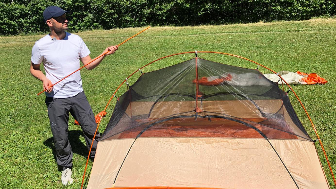 SJEKK UTSTYRET: Har du kjøpt et brukt telt, lønner det seg å sjekke at alle delene er på plass, ved å sette det opp i hagen før du drar ut på tur.