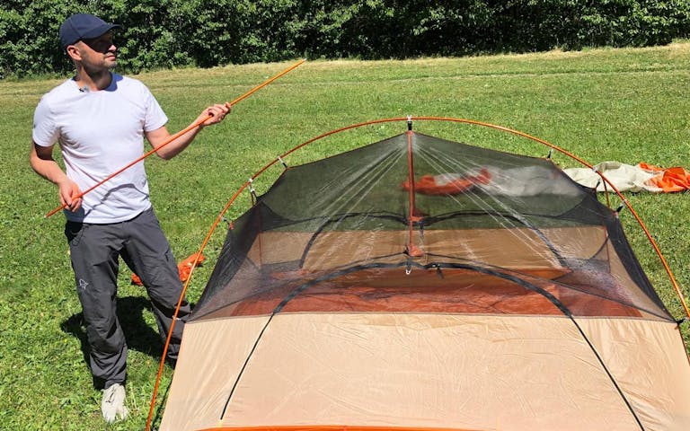 SJEKK UTSTYRET: Har du kjøpt et brukt telt, lønner det seg å sjekke at alle delene er på plass, ved å sette det opp i hagen før du drar ut på tur.