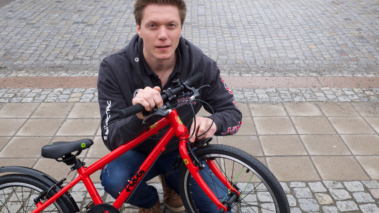 SJEKK TILSTANDEN PÅ SYKKELEN: Espen T. Folkøy er eier og butikksjef i sykkelforretningen Sykkelboden i Drøbak. Han mener det er veldig lurt å sjekke tilstanden på den brukte sykkelen før kjøp.