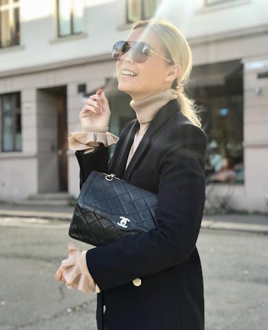 TIDLØS CHANEL: Silje Pedersen med en Chanel 2.55-veske. Dette  er en ettertraktet veske som aldri vil gå av moten. Foto: Silje Pedersen.