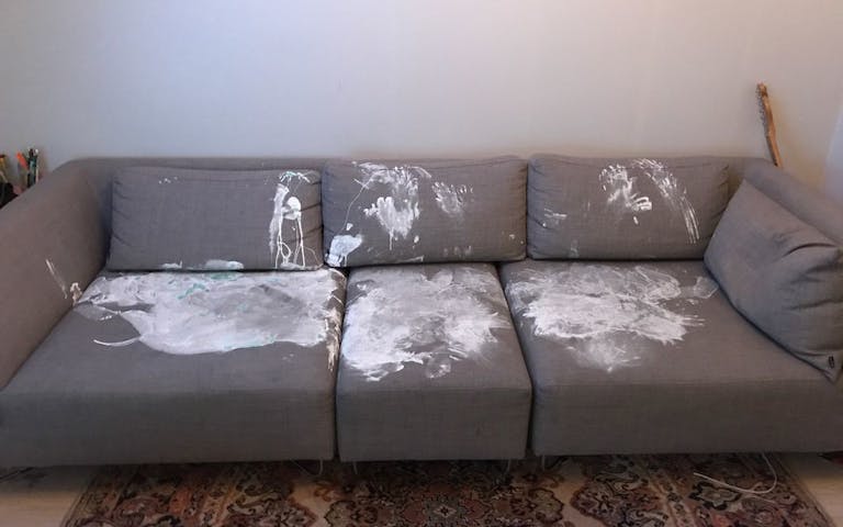 Denne Bolia-sofaen hadde opprinnelig en prislapp på 50 000 kroner. FØR den ble "dekorert" av familiens treåring riktignok.