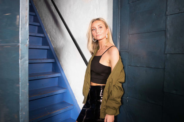 ULIKE MATERIALER: Skinnende lakkskjørt kan tones litt ned ved å bruke det sammen med matte kvaliteter, slik stylisten har gjort her. Foto: VG Partnerstudio