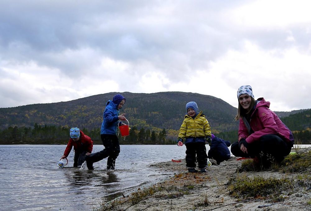 NY TREND: Blogger og trebarnsmamma Elin Johannessen startet en ny trend i nabolaget da hun ba om brukte gaver til en barnebursdag. Foto: Privat