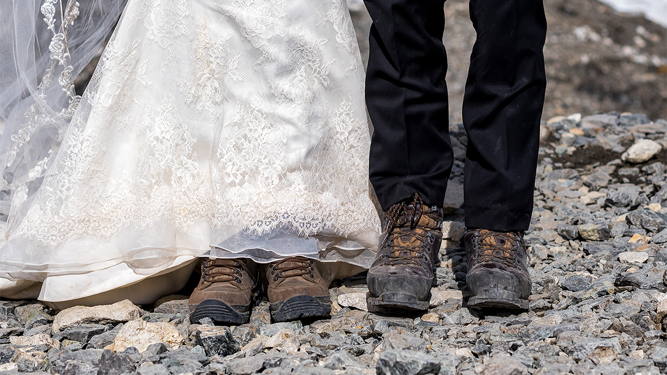 BILDE: Tora og Jørn-André giftet seg på Mount Everst base camp i brukte klær og utstyr kjøpt på FINN.