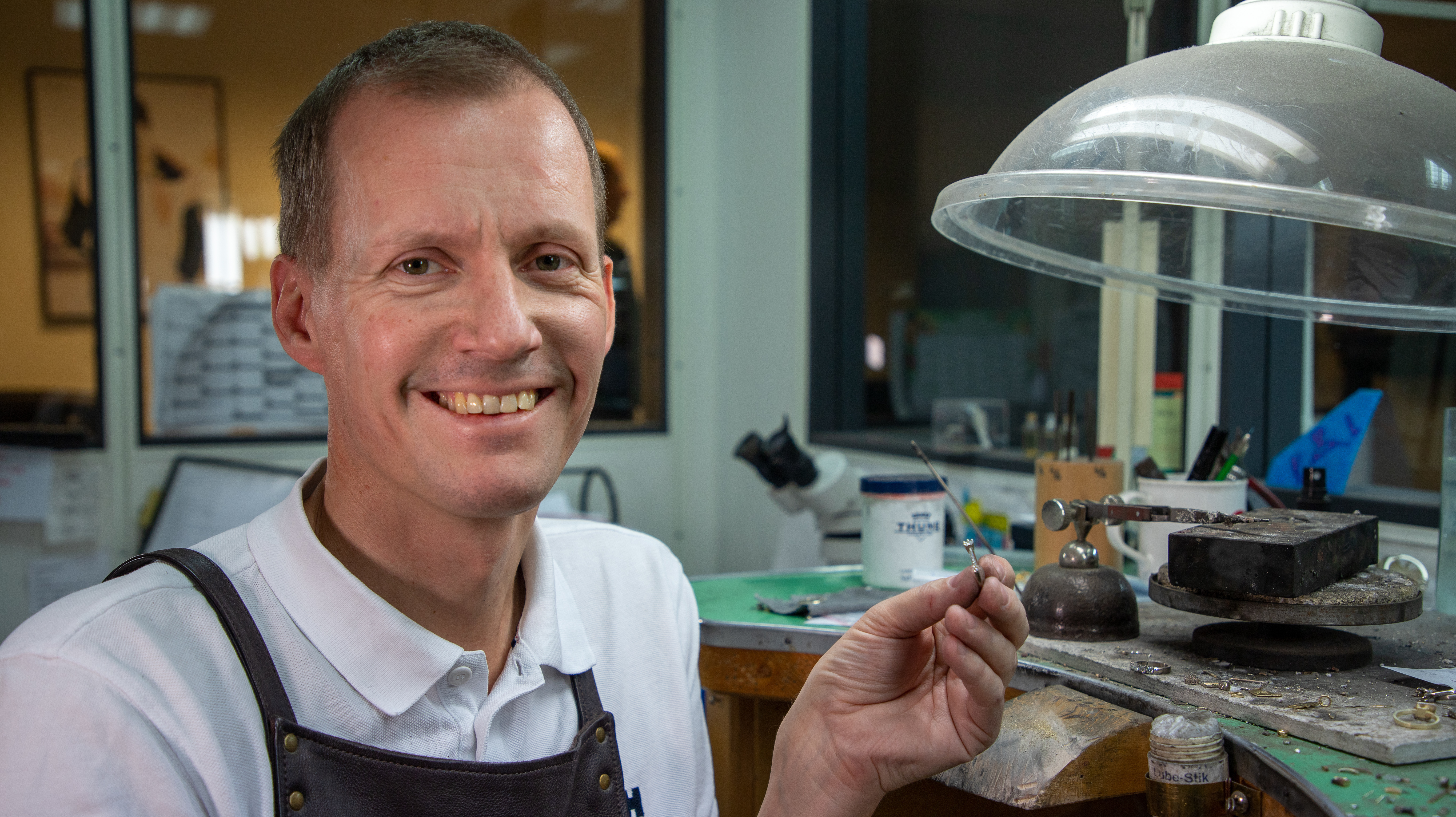 EKSPERT: Gullsmed og verkstedleder hos Thune, Pål Kasnes har i mange år jobbet med å reparere og tilpasse smykker. Her viser han frem en diamantring. Foto: FINN