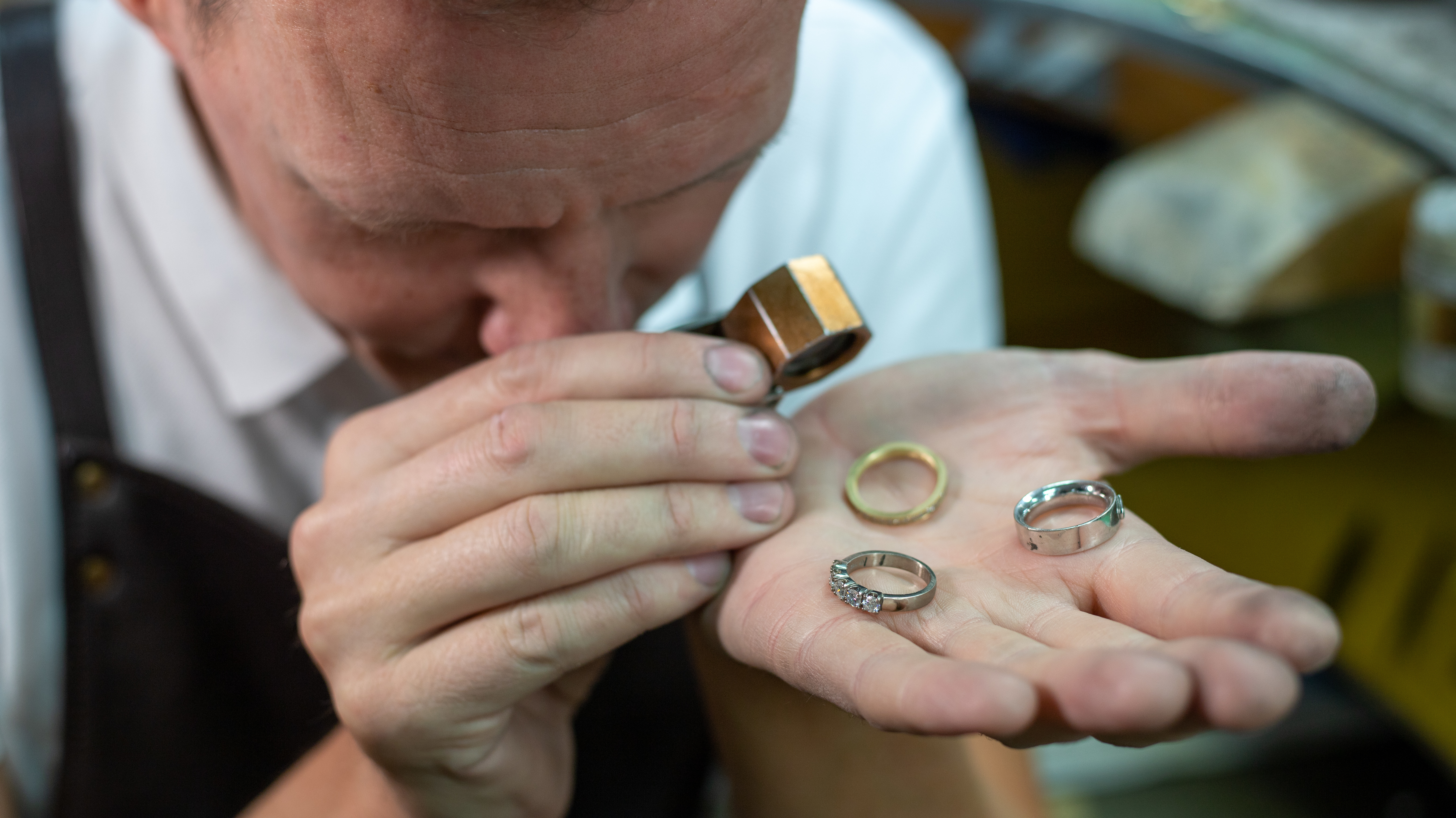 SJEKK DETALJENE: Det kan være lurt å spare penger på å sjekke smykkker og ringer nøye før du kjøper. Er du usikker, kan du få en ekspert til å sjekke dem for deg. Foto: FINN