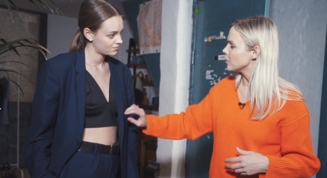 BRUKTE DRESSER TIL FEST: Til venstre har Elieson stylet modellen i en brukt herredress med en feminin magetopp og sporty sneakers. Foto: VG Partnerstudio.