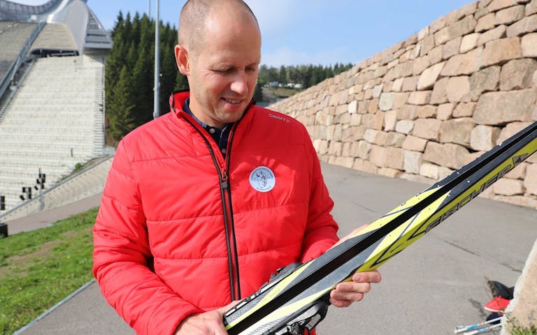 VÆR NØYE: Håkon Dahl ber folk være nøye med å sjekke etter merker og skader på utstyret når de handler brukt. Foto: Svein Dybdahl.