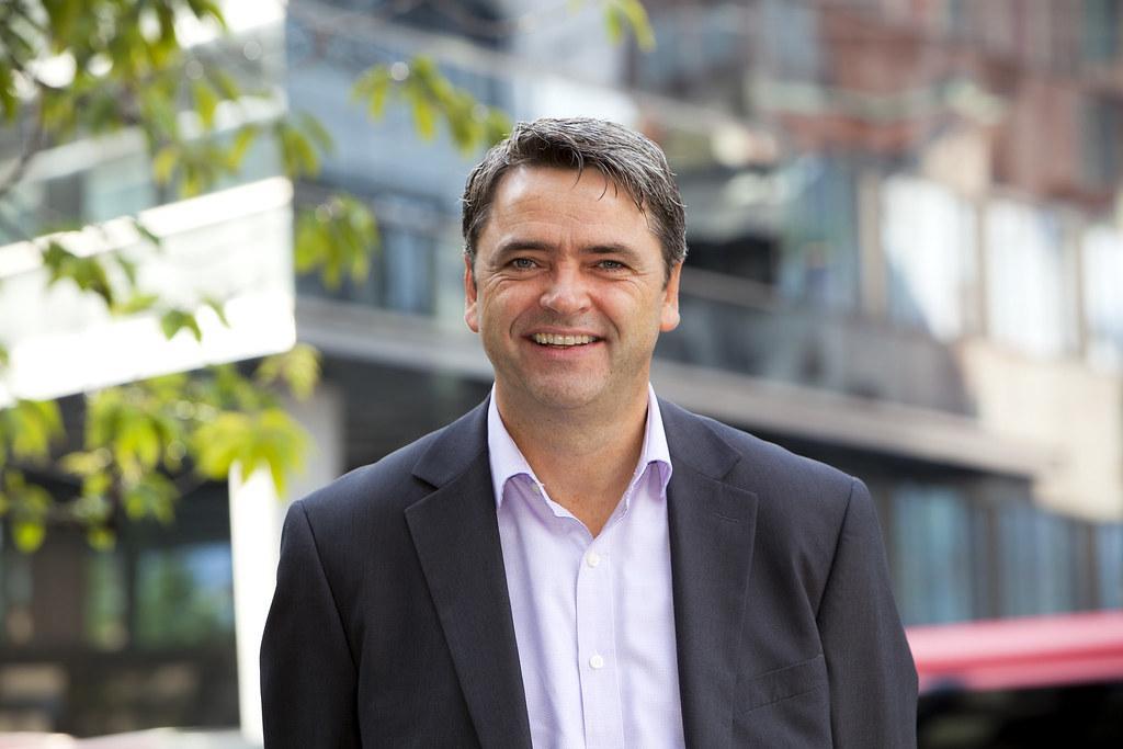 VÆR TIDLIG UTE MED BUDSJETT: Forbrukerøkonom i Sparebank1, Magne Gundersen, anbefaler studenter å starte tidlig med å sette opp et budsjett over inntekter og utgifter når man flytter hjemmefra: - Det kan spare deg for mange unødige ekstrakostnader (foto: Sparebank1).