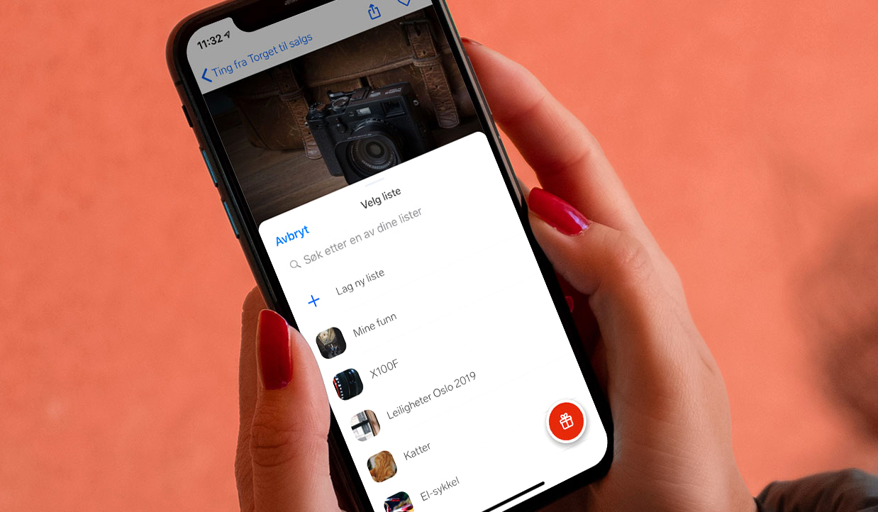 PÅ MOBIL: Her ser du den lille røde knappen med gaveikon som du kan trykke på dersom du ønsker å opprette en julegaveønskeliste.
