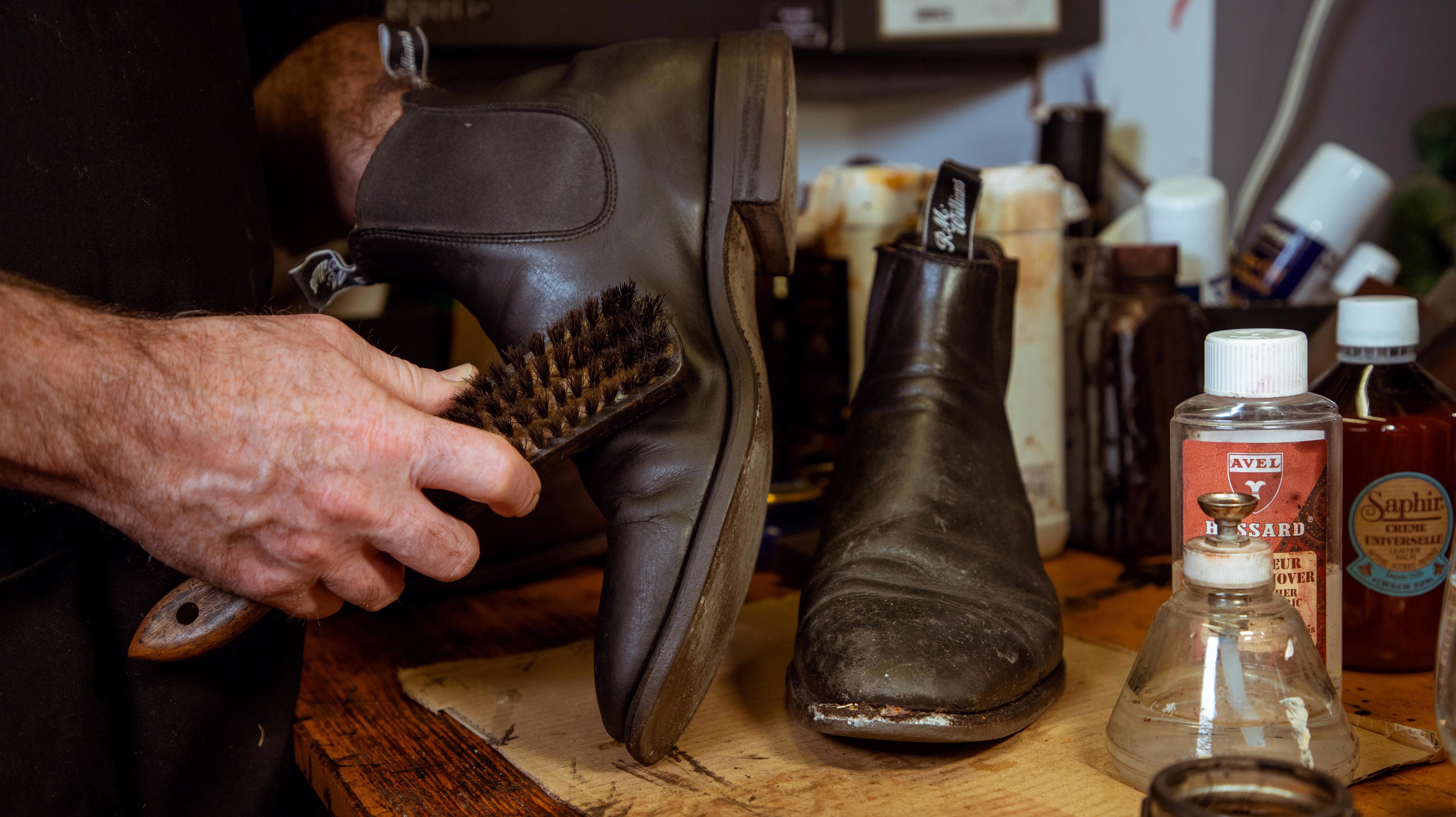 Hvordan fjerne stygge flekker på skinnsko?