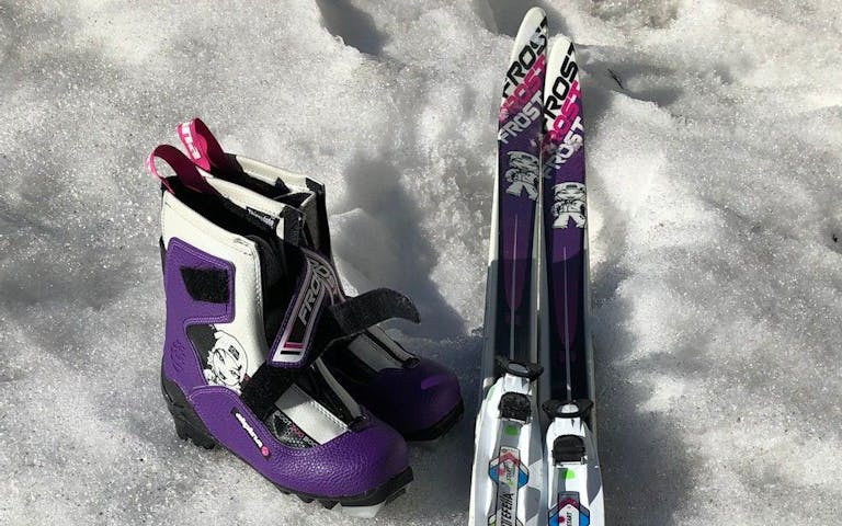 UT PÅ TUR: Ved å kjøpe brukt kan du få en rimelig inngangsbillett til skisporten.