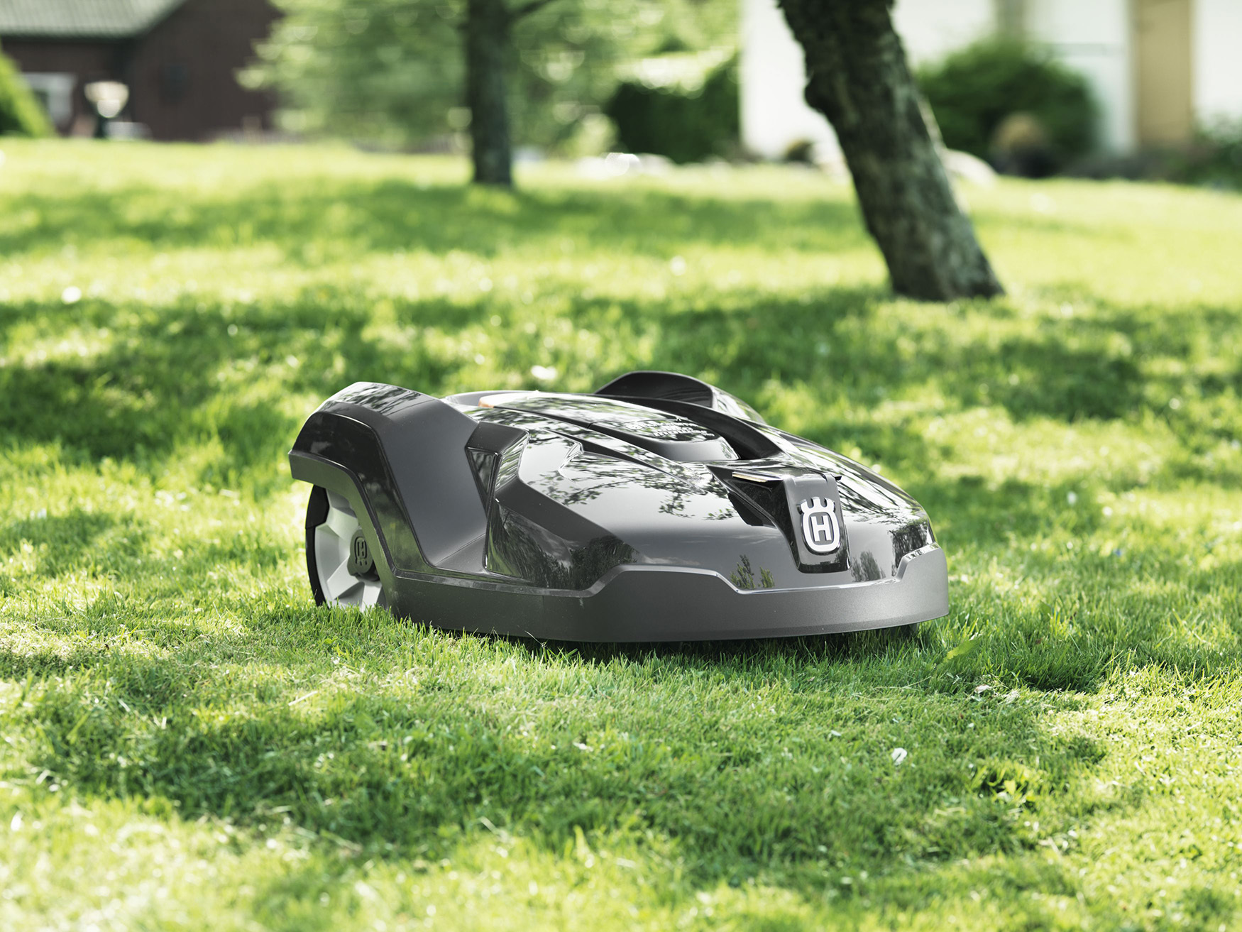 Svart robotgressklipper