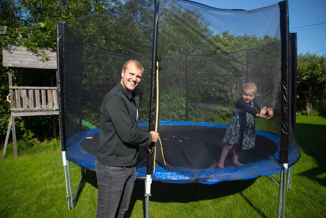 Mann sjekker sikkerheten på trampolinen