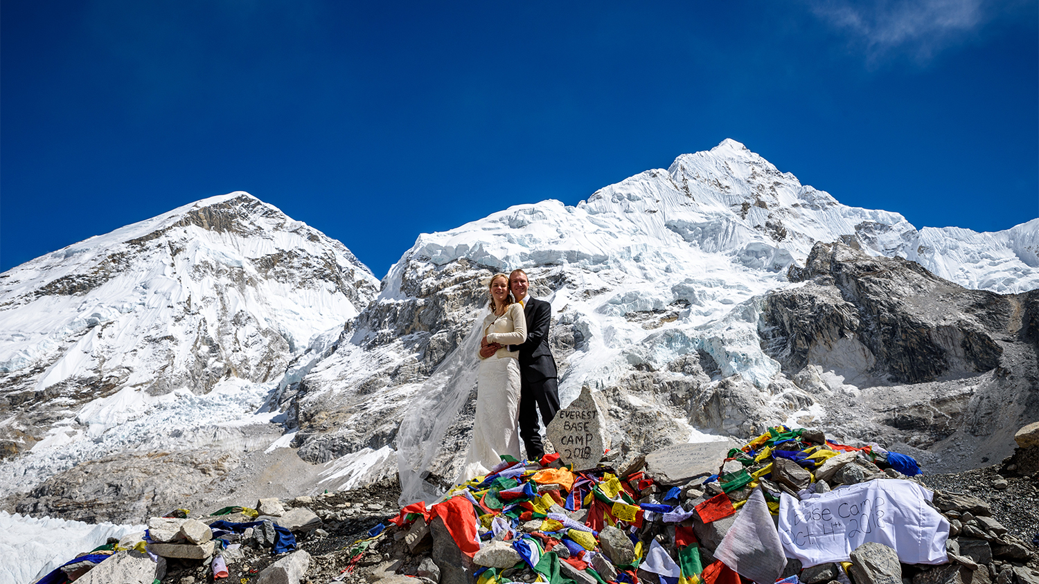 Tora (26) og Jørn-André (27) giftet seg på Mount Everest Base Camp - i brukt kjole og utstyr fra FINN!