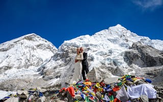 Tora (26) og Jørn-André (27) giftet seg på Mount Everest Base Camp - i brukt kjole og utstyr fra FINN!