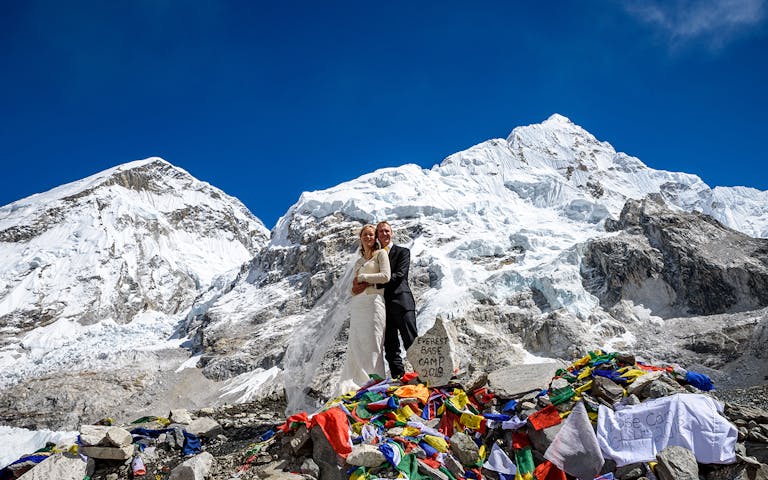 Tora (26) og Jørn-André (27) giftet seg på Mount Everest Base Camp - i brukt kjole og utstyr fra FINN!