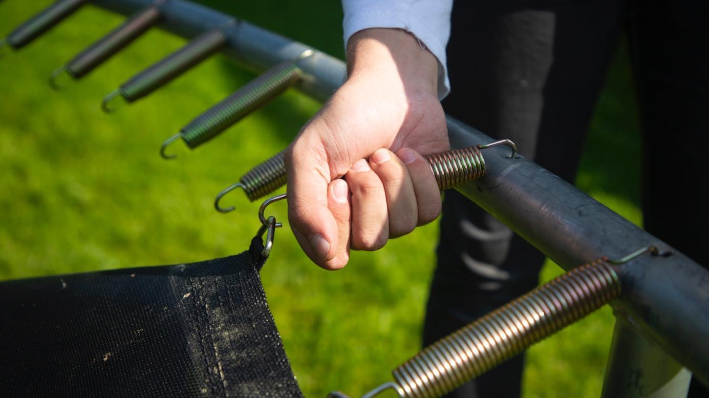Hand på trampolinefjær