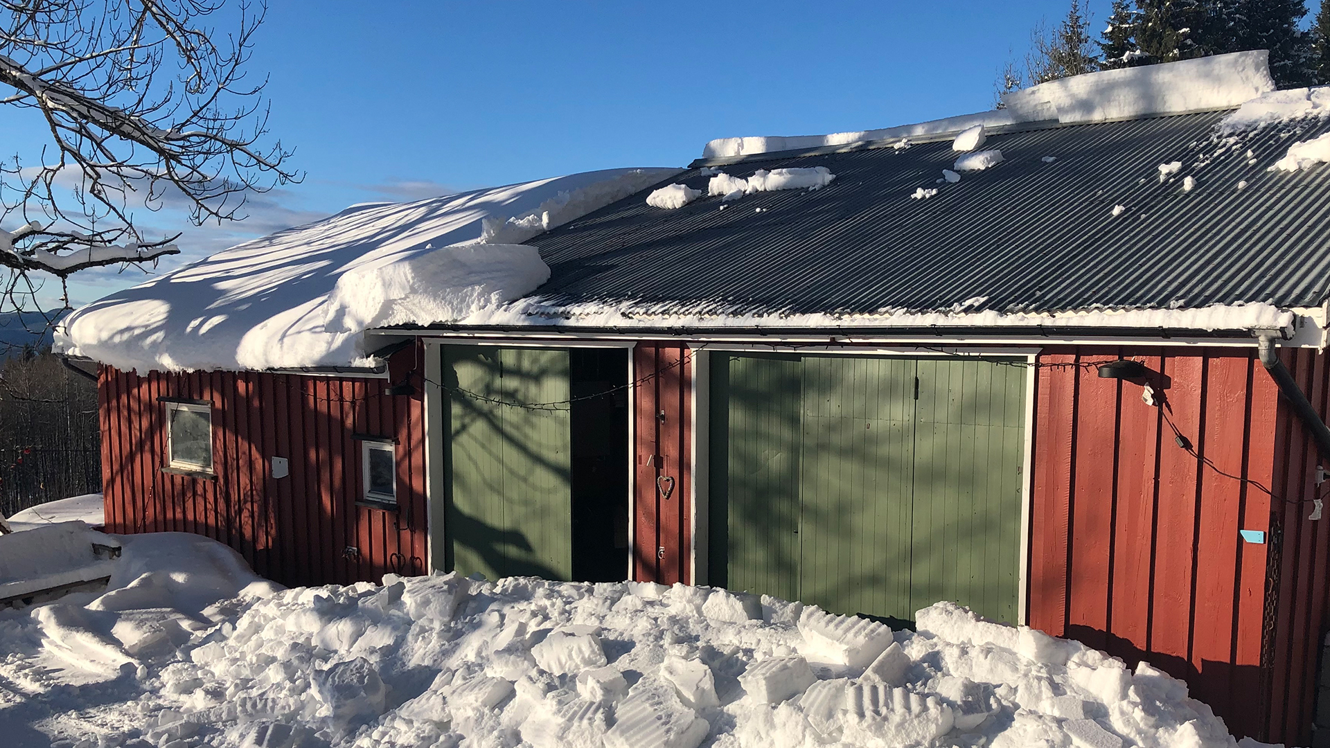 ÅRSTIDER: – Jeg tenkte aldri så mye på snømåking da vi bodde i byen, forteller Truls, og innrømmer at den første vinteren på bruket var ganske hard