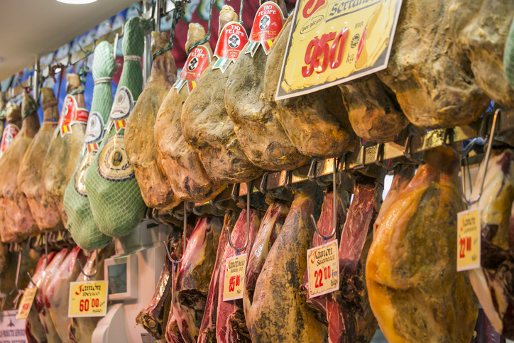 Bilde av skinker på matmarkedet i Valencia