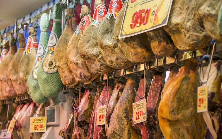 Bilde av skinker på matmarkedet i Valencia