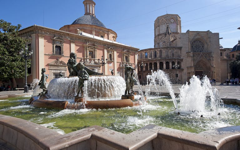Bilde av fontenene på Plaza de la Virgen i Valencia