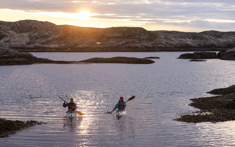 Padlere i solnedgang, Fjällbacka i Sverige
