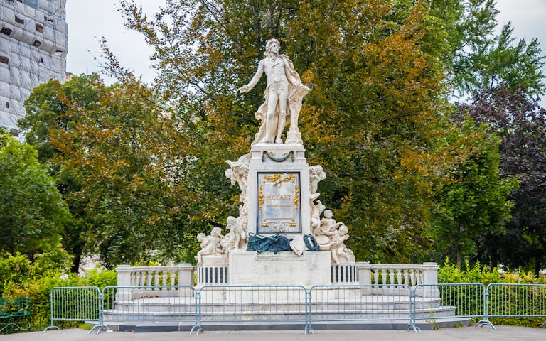 Bilde av den berømte Mozart statuen i Wien