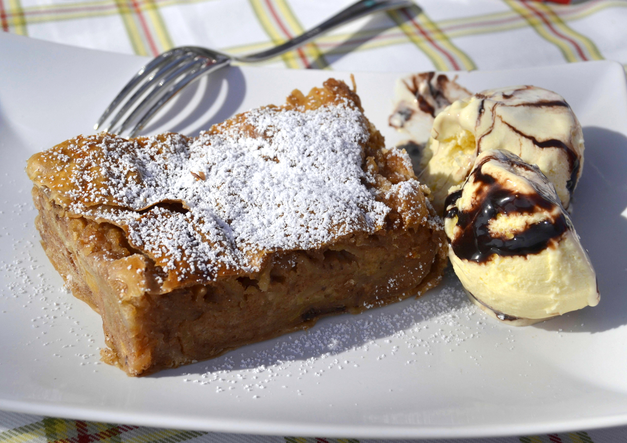Bilde av en klassisk Apfel strudel med vaniljeis i Wien