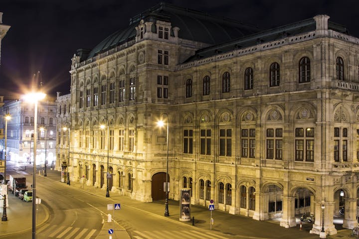Bilde av det staselige operahuset i Wien