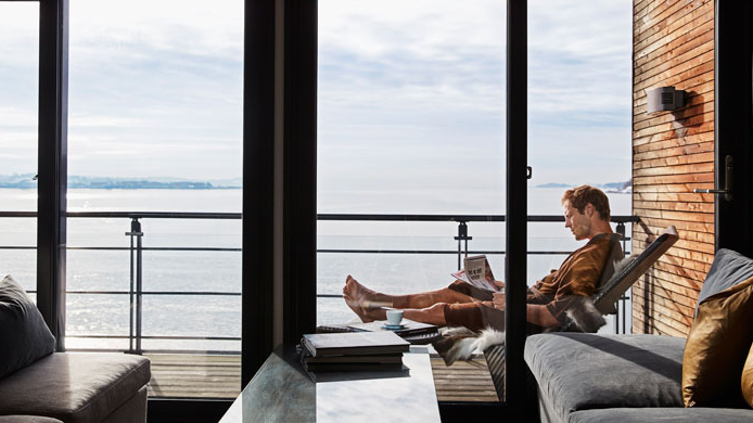 Nyt morgenkaffen med vakker utsikt mot sjøen.