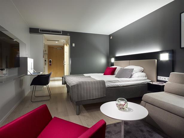 hotellrom på gothia towers hotell i gøteborg. mørke møbler.