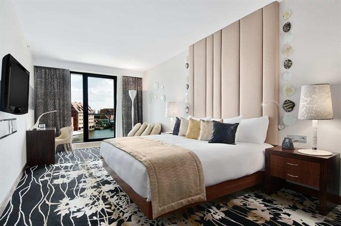 Hilton hotel i gdansk. stort rom med åpne vinduer