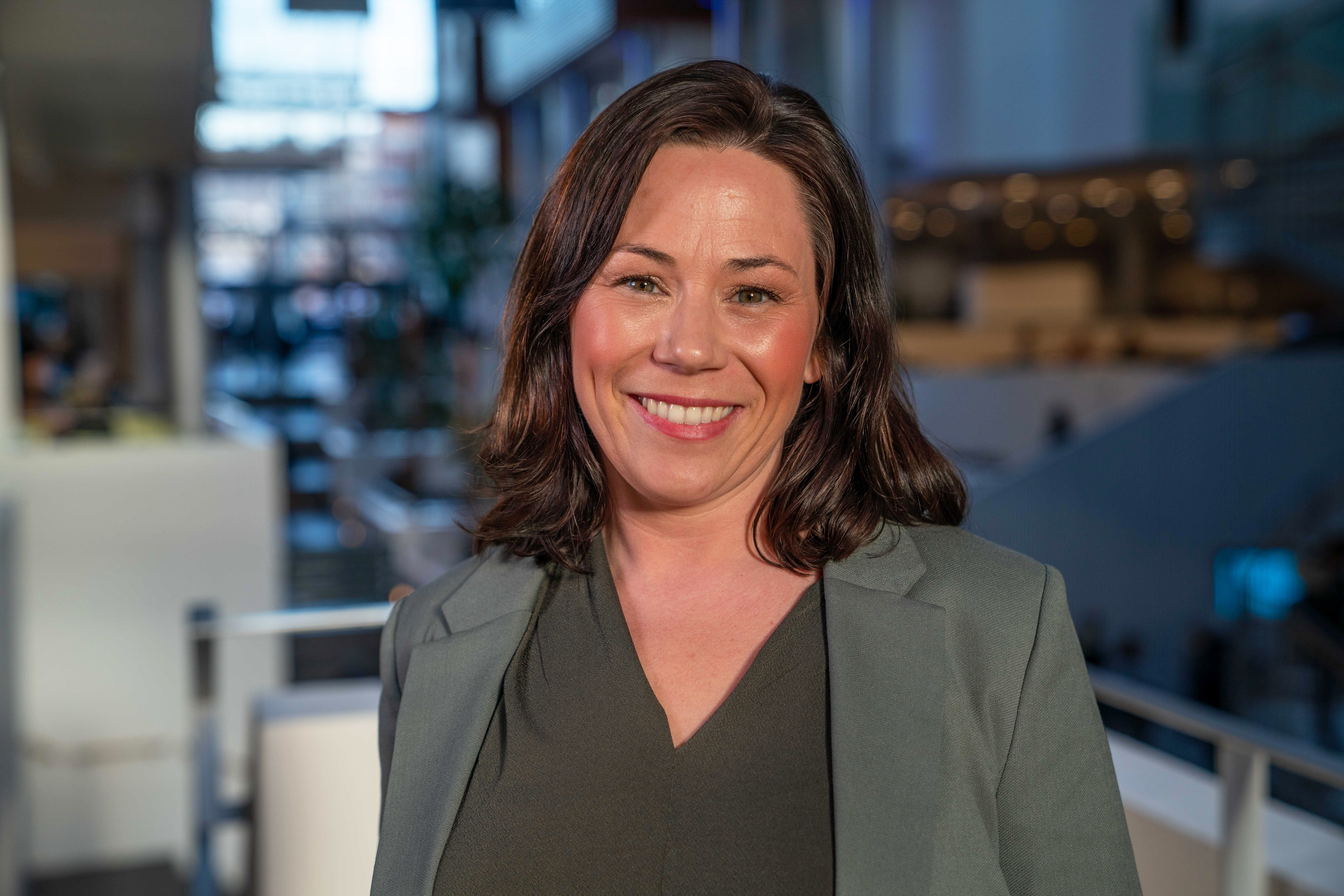 TROR PÅ VEKST INNEN TEKNOLOGI: Divisjonsdirektør for kompetanse og kultur i DNB, Karina Birkeland, sier informasjonsteknologi-yrker er blant bransjene som vil oppleve økt behov for arbeidskraft i fremtiden.