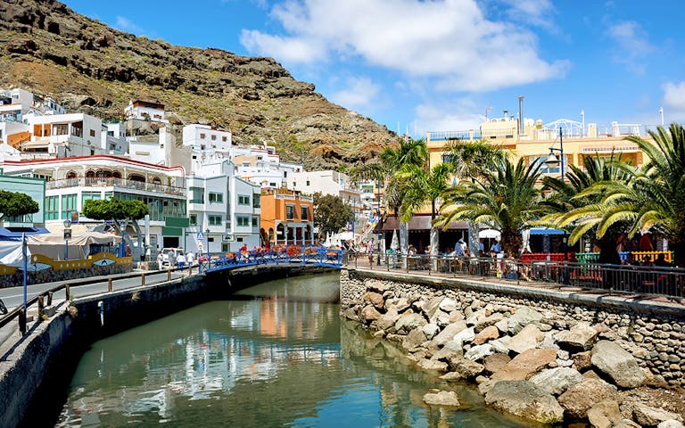 Puerto de Mogán er en populær fiskelandsby å besøke. Foto: Shutterstock.
