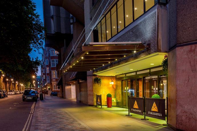 fasaden på st. giles hotell i london.