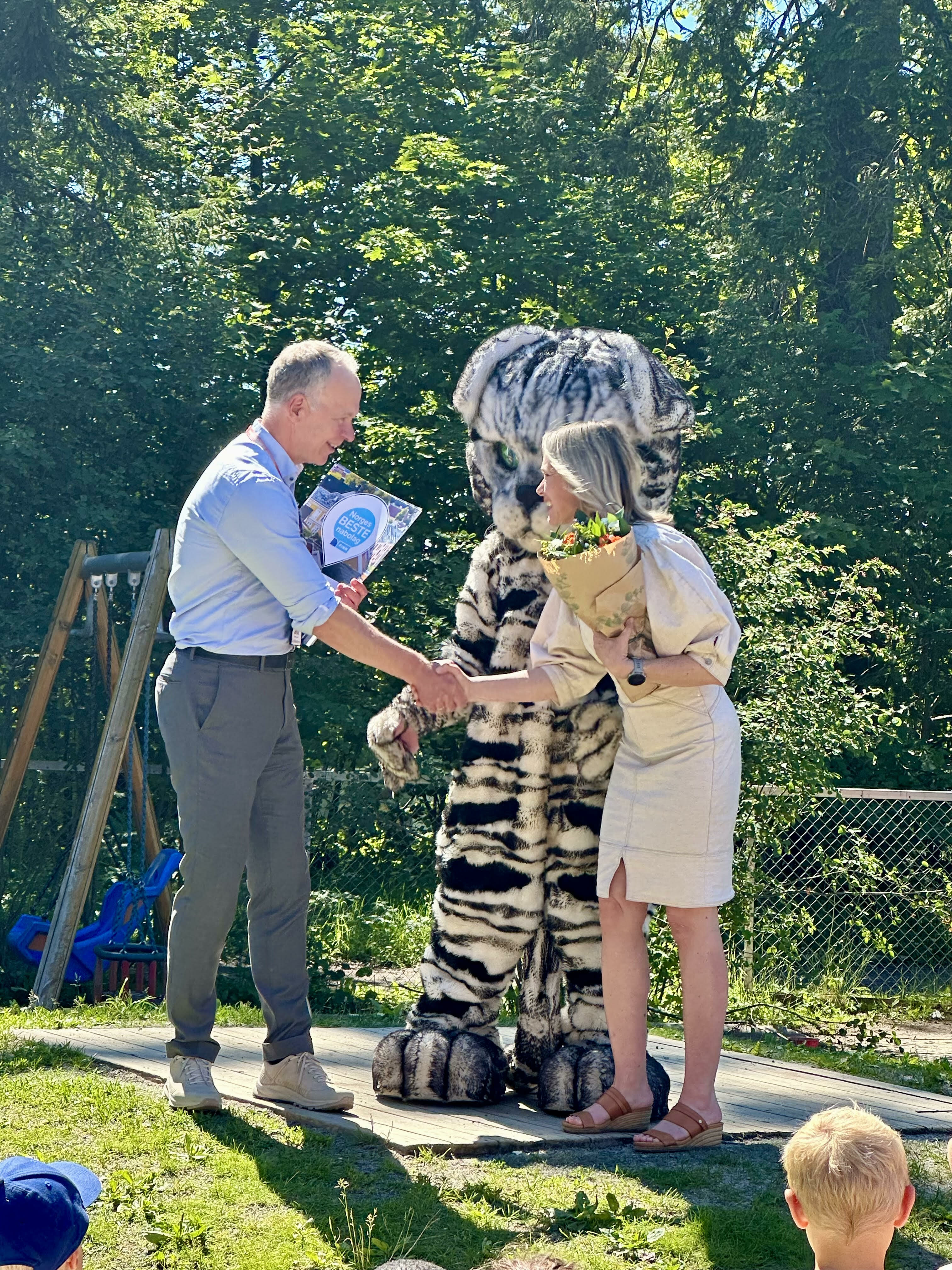 FINN-sjef og CEO Eddie Sjølie overrakk prisen til Lindboe i Nordberg barnehage.