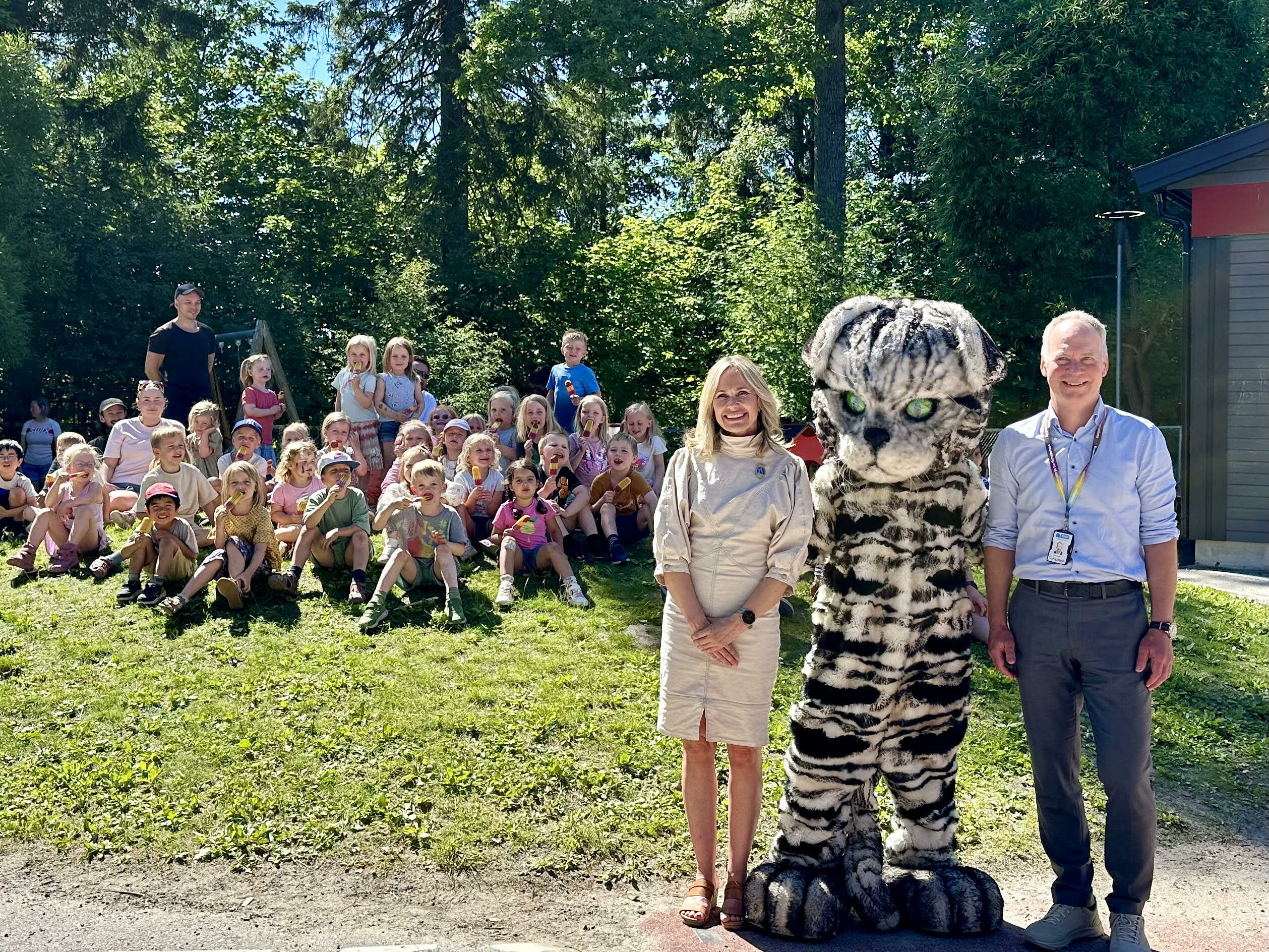 Anne Lindboe, Eddie Sjølie og PuseFINN tilstede i Nordberg barnehage.